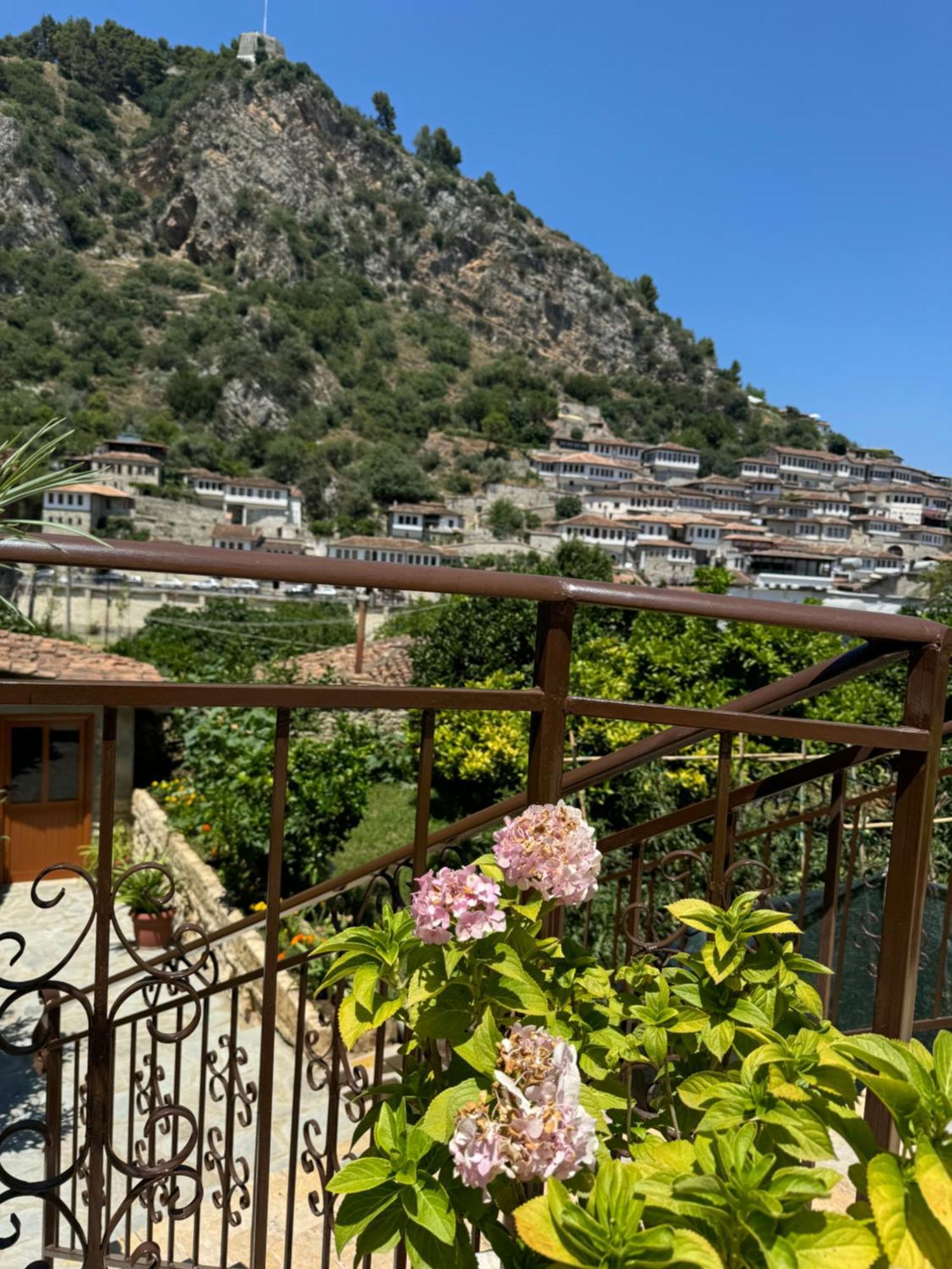 Meroli Guesthouse - Unesco Quarter Berat Extérieur photo