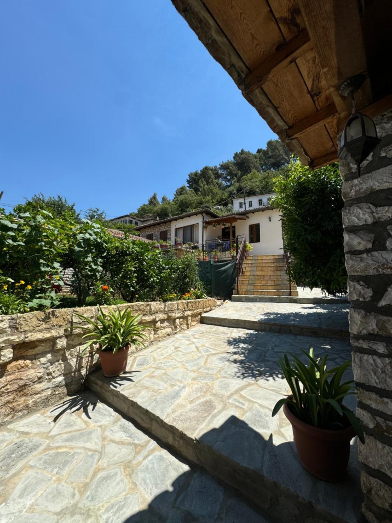 Meroli Guesthouse - Unesco Quarter Berat Extérieur photo