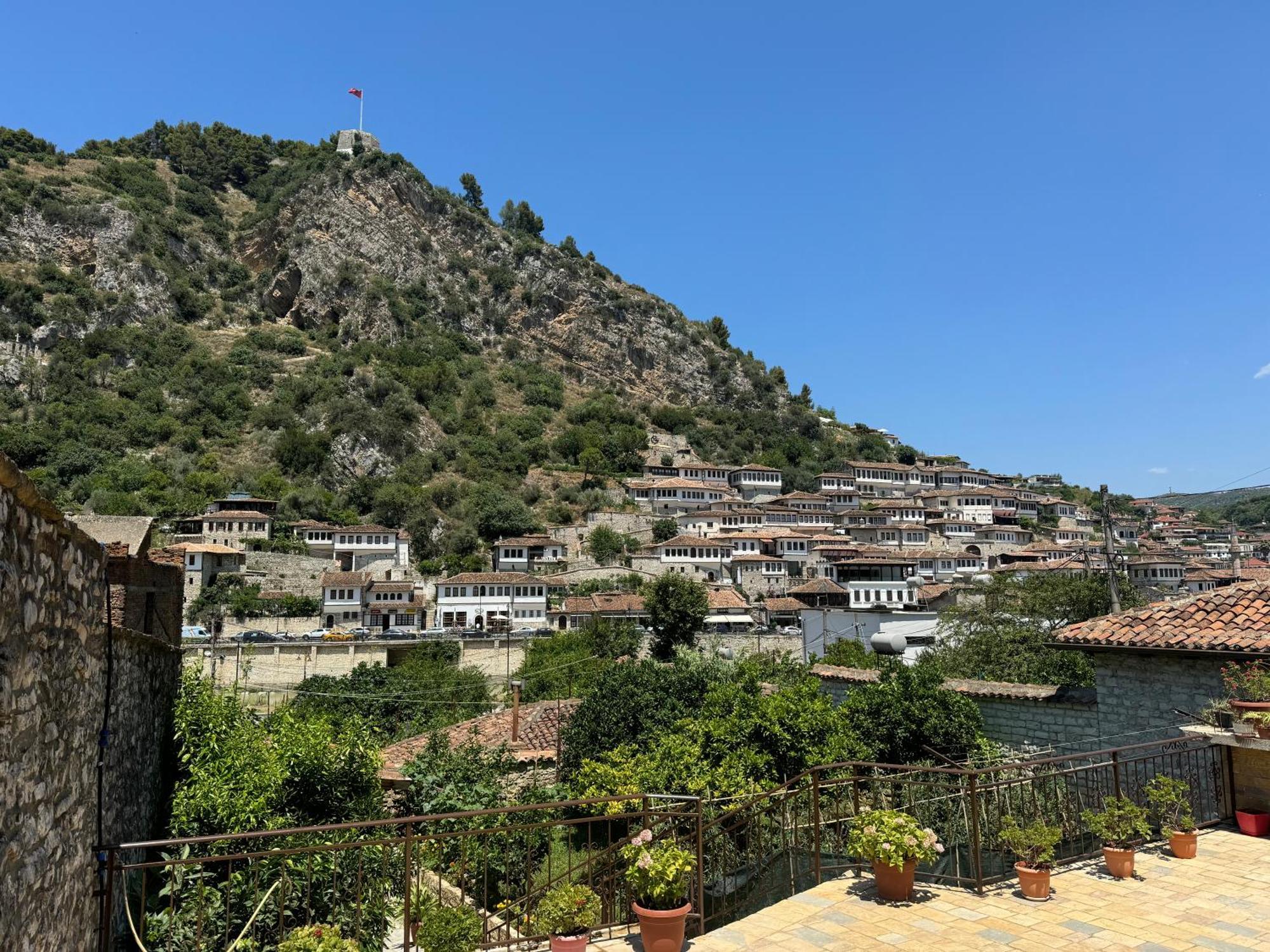Meroli Guesthouse - Unesco Quarter Berat Extérieur photo